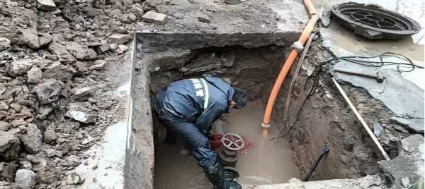 Water utility workers rescue the sewer pipe 1