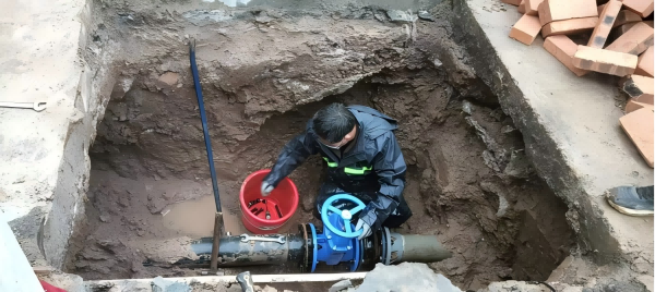 Water utility workers rescue the sewer pipe 2